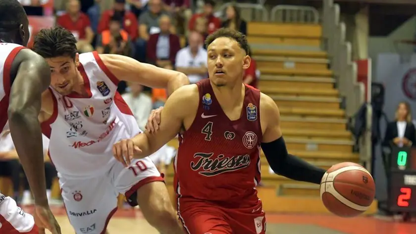 Colbey Ross in azione durante la gara d’andata al PalaRubini, vinta da Trieste 84-78 Foto Bruni