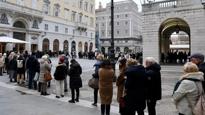 La fila fuori dal Teatro Verdi per la Lezione di Storia su Emma Bovary (Silvano)