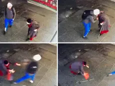 La fotosequenza in via Foscolo: l’uomo si avvicina all’anziana con la stampella, le strappa la collana d’oro, la strattona, la spinge e poi scappa