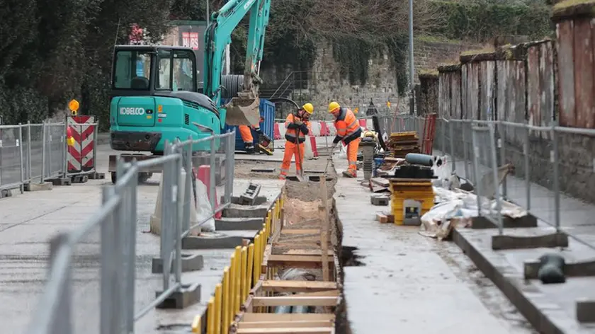 Gli operai al lavoro di domenica per ricoprire gli scavi lungo via d’Alviano (Lasorte)