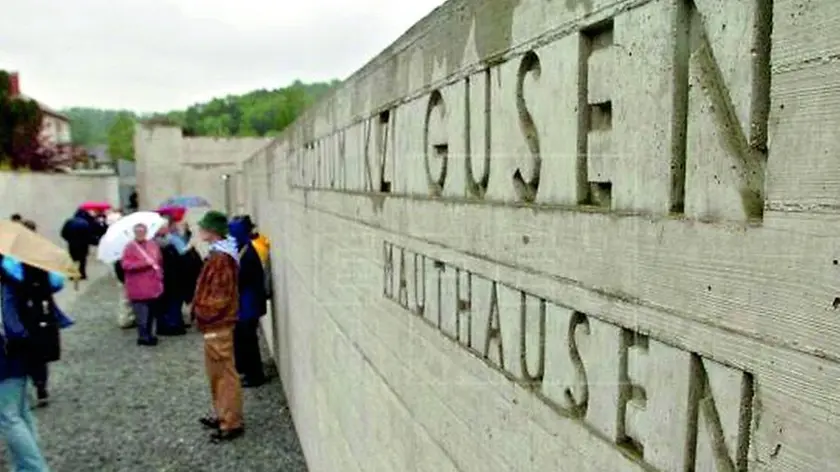 Visitatori nel memoriale creato vicino al lager di Gusen