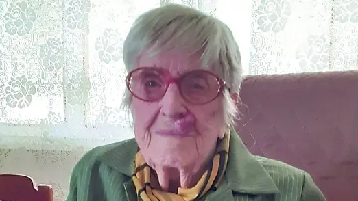Elda Soranzio mostra la copertina del libro dedicato alla sua storia
