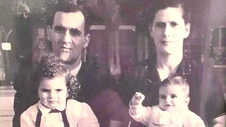 La foto del 1949: Zaccaria e Margarita Chaim con i figli Leone e Armando