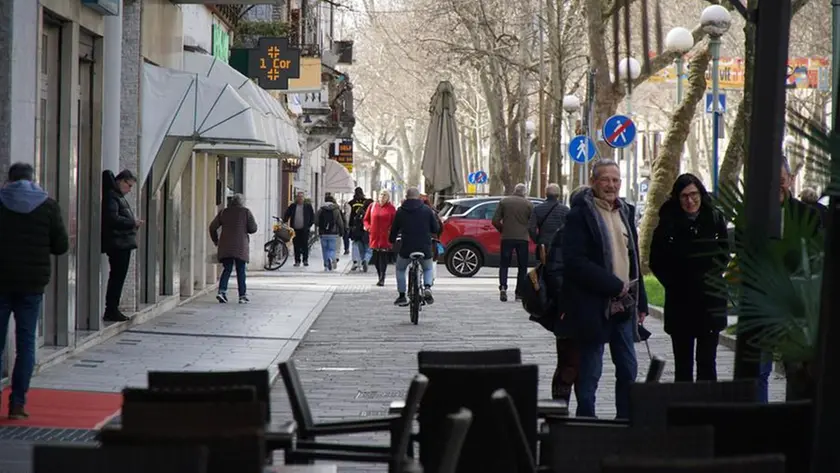 Viavai in corso Italia tra negozi e bar lungo i controviali della strada principale Foto Marega