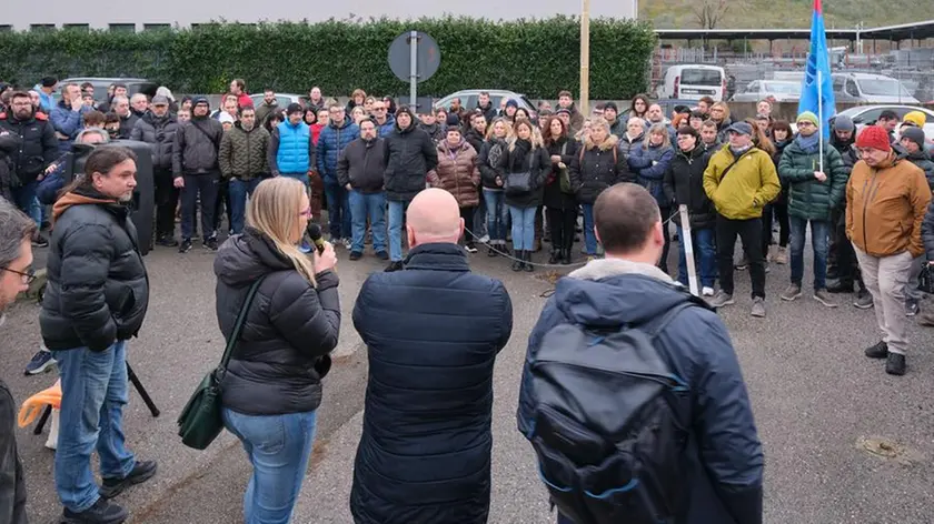 l presidio dei lavoratori della Flex davanti ai cancelli dello stabilimento nella zona industriale di Trieste. Foto di Massimo Silvano