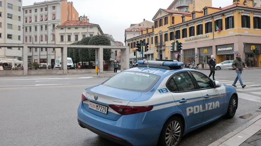 La polizia in piazza Goldoni a Trieste Foto Andrea Lasorte