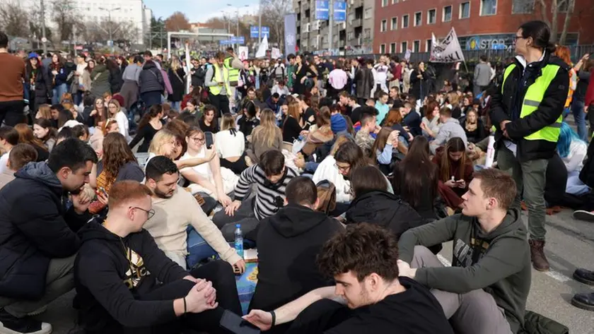 Alcuni degli studenti che ieri hanno preso parte alla protesta a Belgrado Foto Ansa-Epa