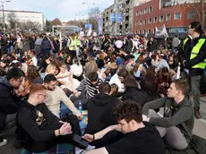 Alcuni degli studenti che ieri hanno preso parte alla protesta a Belgrado Foto Ansa-Epa