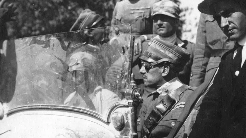 Il poeta Gabriele D’Annunzio al volante circondato da seguaci e simpatizzanti