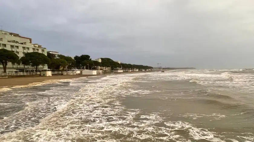 L’invasione delle onde sulla spiaggia di Grado