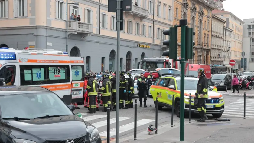 Le immagini dei soccorsi dopo l'incidente in via Coroneo a Trieste Foto Andrea Lasorte