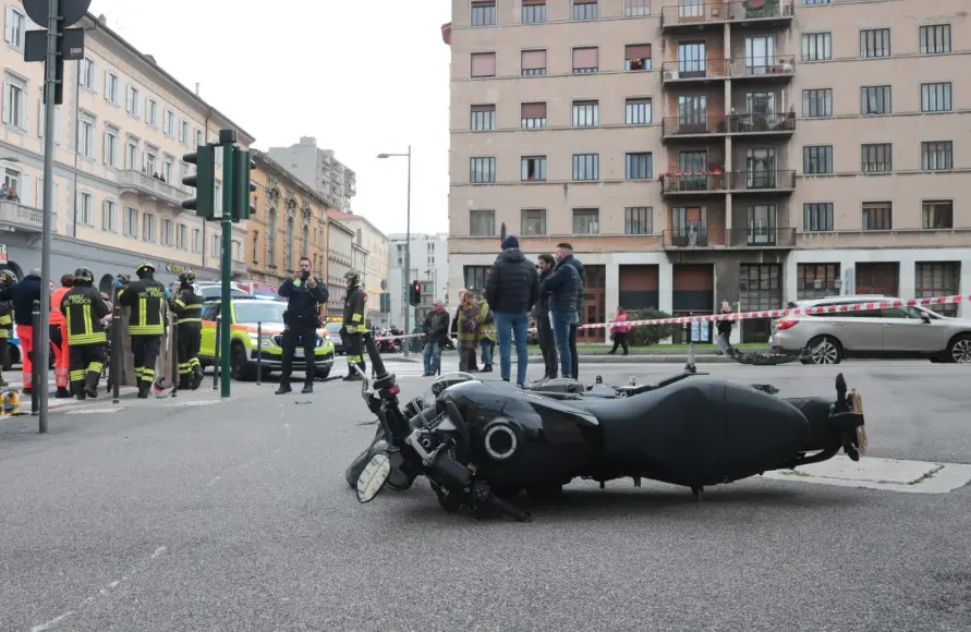 La moto a terra sbalzata dopo l'urto Foto Lasorte