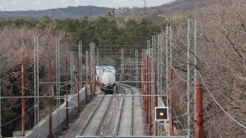 La linea ferroviaria sotto il ponte fra Santa Croce e Bristie lungo il Carso triestino. Foto Lasorte