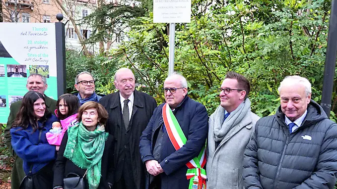 La cerimonia di scopertura della targa dedicata a Volcic. Sulla sinistra moglie, figlia e nipote del giornalista