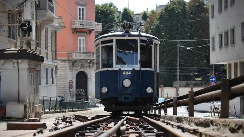 Il tram di Opicina lungo la via tramviaria. Foto Lasorte