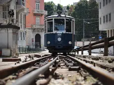 Il tram di Opicina lungo la via tramviaria. Foto Lasorte