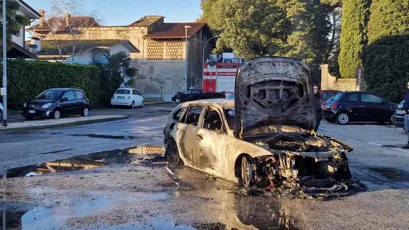 L'auto distrutta dalle fiamme