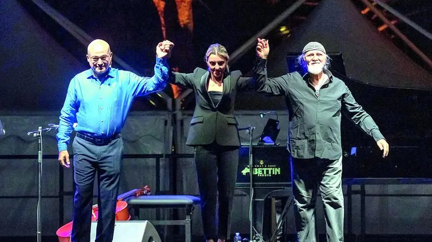 Il giornalista Aldo Cazzullo con la musicista Giovanna Famulari e Moni Ovadia nello spettacolo “Il romanzo della Bibbia” in scena domani sera al Politeama Rossetti di Trieste