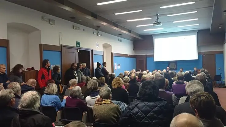 La partecipata assemblea contro il raddoppio della galleria di Muggia