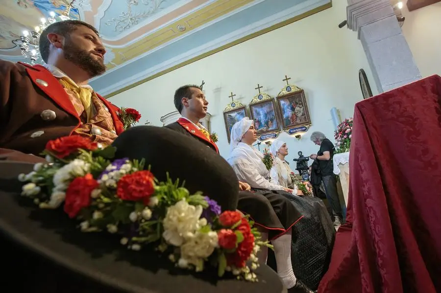 Il cappello dello sposo con i fiori Foto Lasorte e Silvano