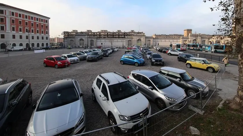 Il parcheggio pieno in largo Santos a Trieste, nell'area dove sorgeva la Sala Tripcovich. Foto di Andrea Lasorte