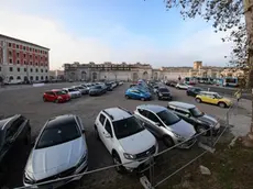 Il parcheggio pieno in largo Santos a Trieste, nell'area dove sorgeva la Sala Tripcovich. Foto di Andrea Lasorte