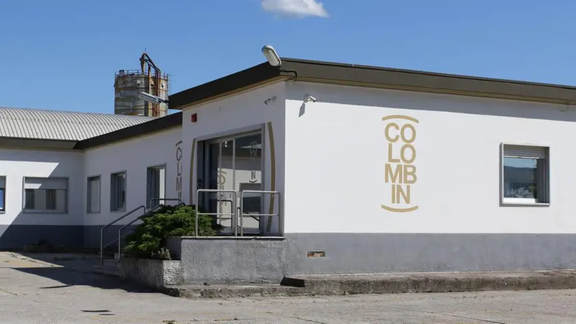 L’esterno dell’azienda Colombin & Figlio di via Cosulich, dichiarata fallita nel 2020 e oggetto di un’inchiesta giudiziaria per distrazione di fondi e banca rotta