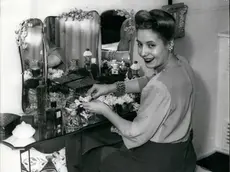 Maria Eva Duarte de Peron, nata María Eva Duarte, al tavolino del trucco nel 1943 Keystone Pictures USA/ZUMAPRESS.com