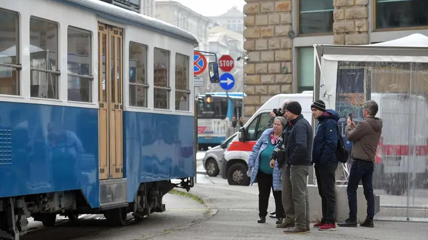 Le ultime prove tecniche del Tram di Opicina, in vista della ripartenza programmata per sabato mattina con prima corsa alle 6.53 Fotoservizio di Francesco Bruni
