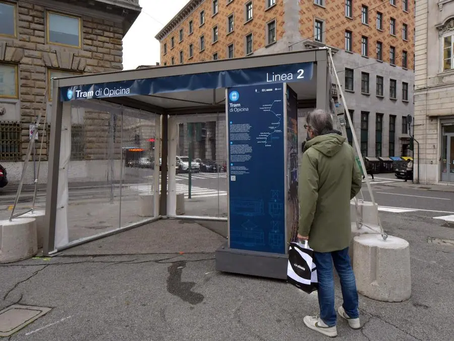 La banchina provvisoria appena montata in piazza Dalmazia: un gazebo che servirà da capolinea cittadino, dotato di totem e poster informativi per i passeggeri. Foto Bruni