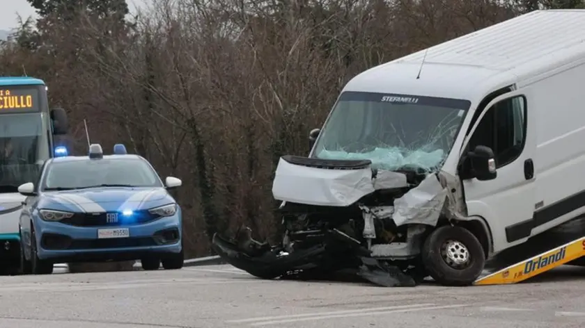 Il furgone semi distrutto dopo l'incidente Foto Andrea Lasorte