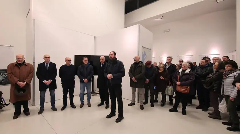 La folla all’inaugurazione della mostra Foto Andrea Lasorte