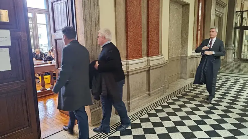 L’imputato Vincenzo Campanile con gli avvocati Alberto Fenos e Manlio Contento mentre entrano in aula