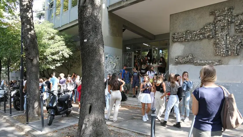 Studenti fuori dal liceo Petrarca (Lasorte)