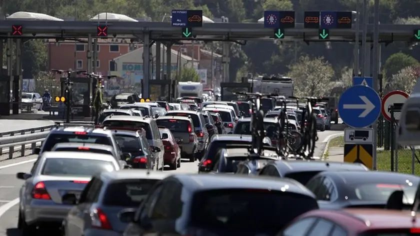 Veicoli in coda al valico di Dragogna: ormai la maggior parte degli incolonnamenti si registra, d’estate, nell’area capodistriana