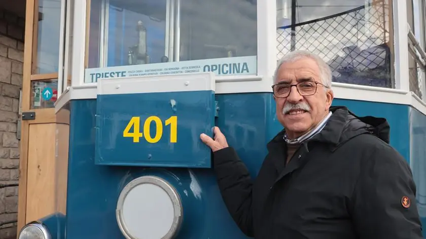 Franco Storti davanti al Tram di Opicina (Lasorte)