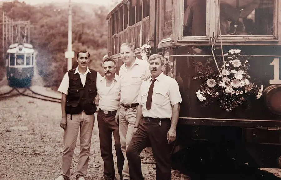 L’ex tranviere Franco Storti, in camicia e cravatta accanto alla vettura storica