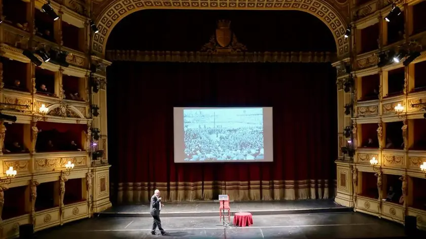 Loris Zanatta sul palco per la lezione su Evita Peron (Silvano)