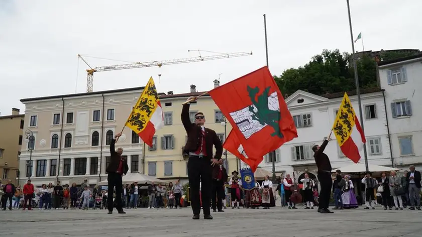 La festa dello scorso anno in piazza Vittoria per celebrare il gemellaggio con la città di Klagenfurt (Archivio Bumbaca)