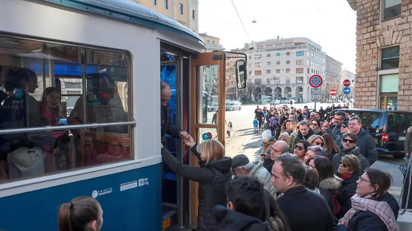 Il tram preso d'assalto la domenica (Lasorte)