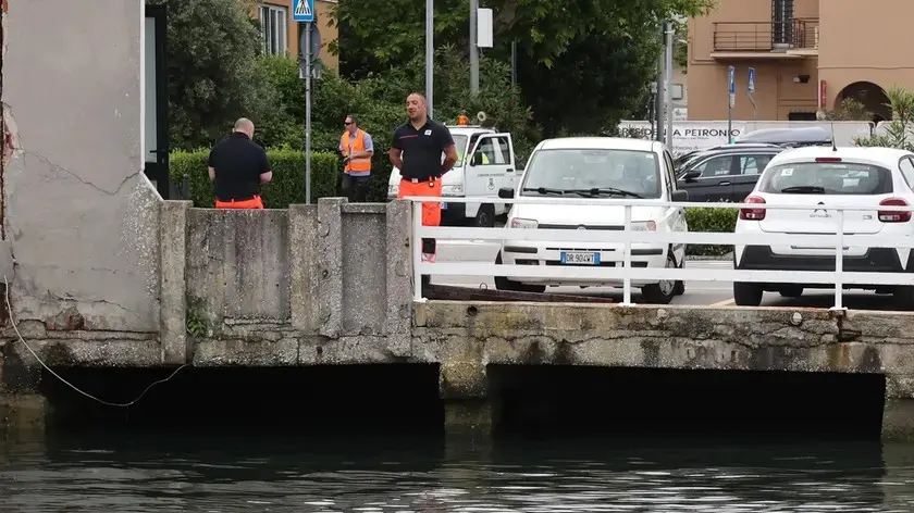 Il punto dove sfocia in mare il torrente Fugnan che scorre sotto Muggia