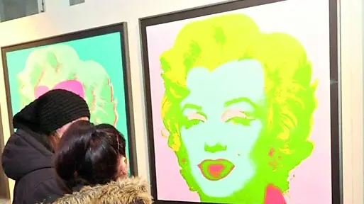 Visitatori in ammirazione davanti a un’opera del genio della Pop art