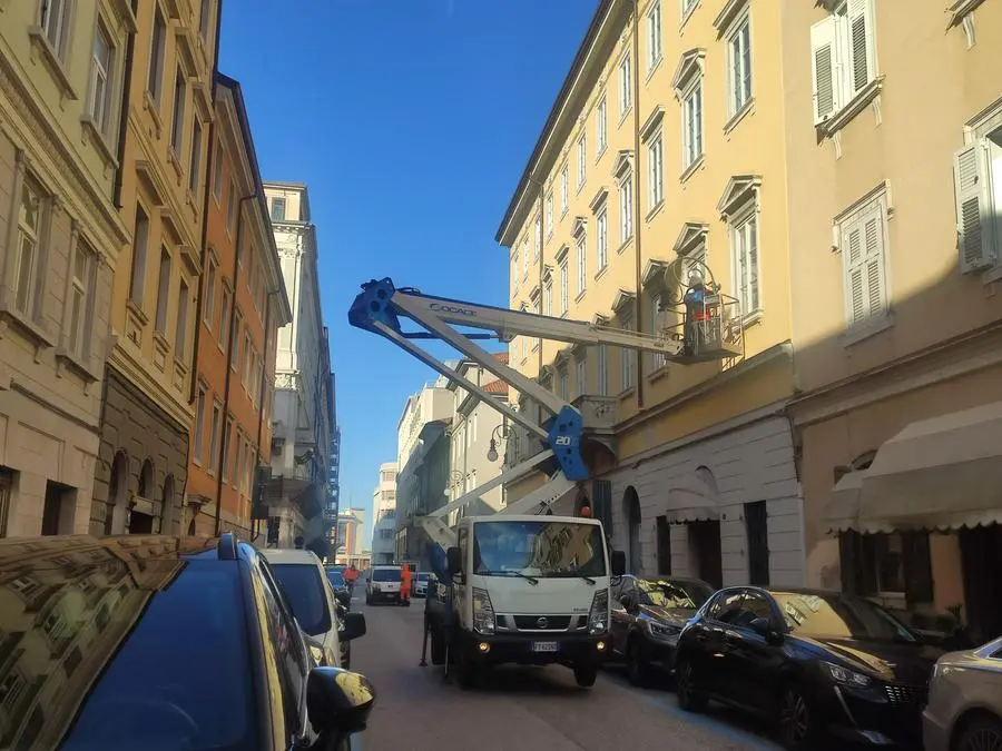 Il lampione pericolante in borgo Teresiano