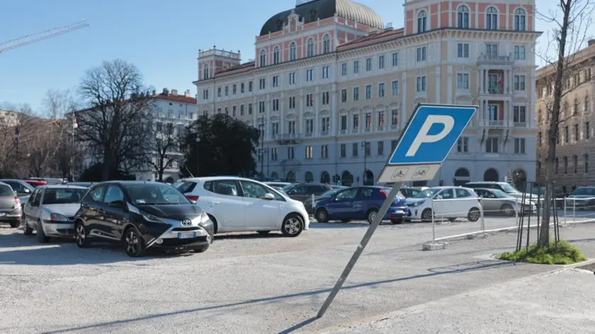 Il parcheggio dell'ex Tripcovich pieno e i segnali pericolanti (Lasorte)