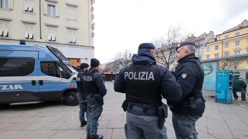 Polizia in Largo Barriera, una delle zone rosse (Lasorte)