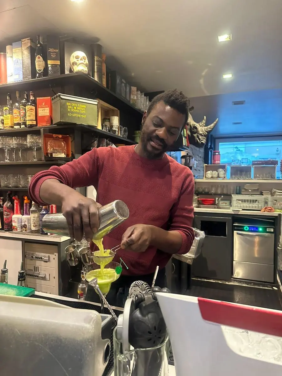 Desmond Cache mentre prepara il nuovo cocktail