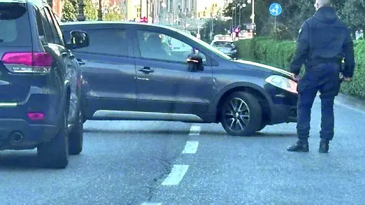 L’auto contromano fermata dai carabinieri lunedì mattina sulle Rive di Trieste