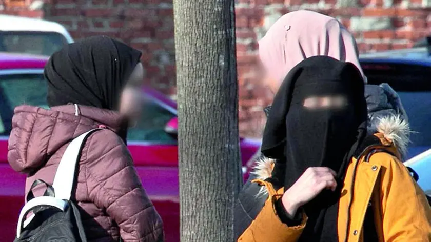 Una ragazza con il niqāb. A Monfalcone la vicenda dei controlli a scuola è diventata un caso