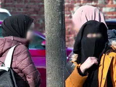 Una ragazza con il niqāb. A Monfalcone la vicenda dei controlli a scuola è diventata un caso