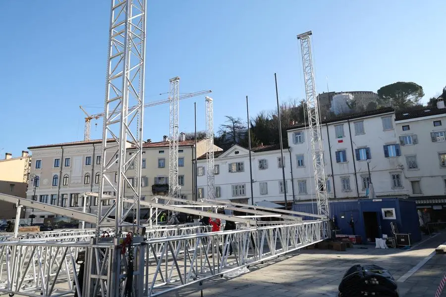 Il palco allestito in piazza Transalpina che sarà il centro nevralgico dell’inaugurazione Foto Bumbaca